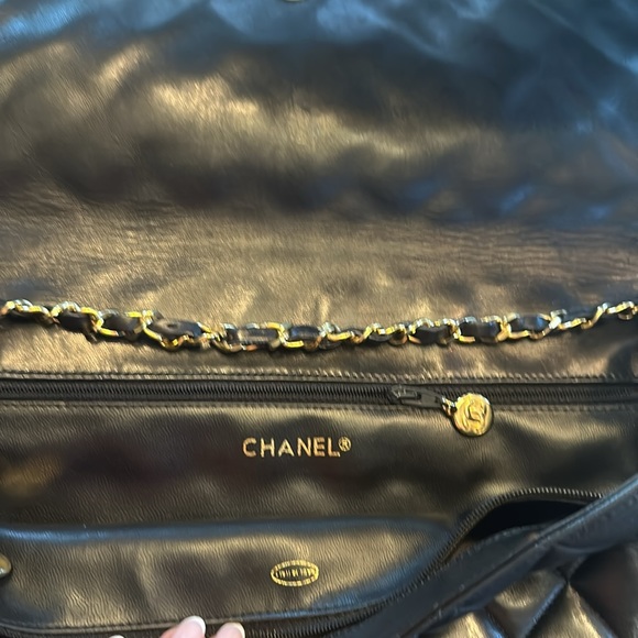 CHANEL vintage black XXL classic flap clutch bag with shoulder strap. - Picture 6 of 15